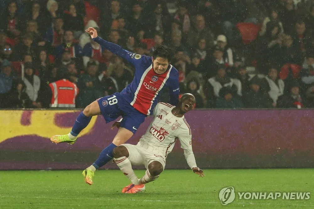 PSG 이강인(왼쪽)이 브레스트와 경기에서 경합하던 모습.