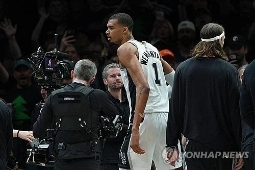 NBA 웸반야마, 추가 징계 피했다…서부 PO 5차전 출전