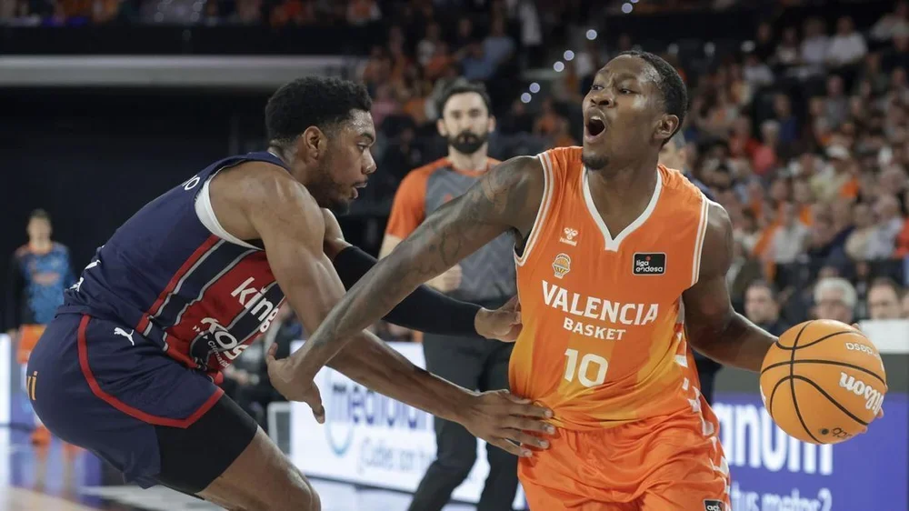 VALENCIA, 10/05/2026.- El jugador del Valencia Basket Omari Moore (d) ante Trent Forest, del Kosner Baskonia, durante el partido de baloncesto correspondiente a la J30 de la Liga Endesa disputado, hoy domingo en el pabellón Roig Arena de Valencia, entre Valencia Basket y Kosner Baskonia. EFE/ Miguel Ángel Polo